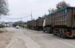 Des camions bennes font la queue devant la décharge de Timokhovo, près de Moscou, le 23 avril 2019