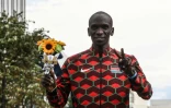 Le Kényan Eliud Kipchoge après sa victoire lors du marathon des Jeux olympiques de Tokyo le 8 août 2021 à Sapporo