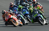 Marc Marquez (Repsol Honda) conduit le peloton devant Valentino Rossi (Movistar Yamaha) au départ du Grand Prix du Japon, le 16 octobre 2016
