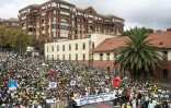 Le cortège de manifestants, appelés à descendre dans la rue par l'ANC, approche de son point d'arrivée dans le quartier de Constitution Hill le 21 mars 2026.