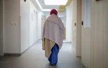 Une patiente déambule dans le couloir du Centre renforcé d'urgences psychiatriques à l'hôpital Delafontaine de Saint-Denis en Seine-Saint-Denis, dispositif pionnier conçu pour apaiser les patients arrivés en crise aux urgences générales, le 17 juin 2026