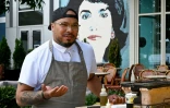 Le chef Jerome Grant devant son restaurant "Jackie" à Washington, le 25 juin 2021