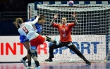 La gardienne des Bleues Amandine Leynaud (c) face aux Danoises lors de l'Euro-2018 de handball, le 6 décembre 2018 à Paris  
