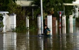 Un homme avance avec son vélo dans une rue inondée de Lam Dong, au Vietnam, le 5 décembre 2025