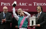 Le jockey italien Lanfranco Dettori (C) célèbre sa victoire dans le Prix de l'Arc de Triomphe à Paris le 7 octobre 2018