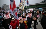 Des partisans du président sud-coréen Yoon Suk Yeol manifestent devant sa résidence à Séoul le 6 janvier 2025