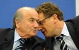 L'ancien président et l'ancien secrétaire général de la Fifa, Sepp Blatter (g) et Jérôme Valcke, lors d'une conférence de presse à Nassau, aux Bahamas, le 31 mai 2009