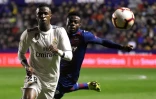 L'attaquant du Real Madrid, Vinicius Junior (g), lors du match de Liga face à Levante, à Valence, le 24 février 2019