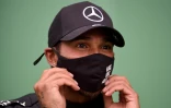 Le champion du monde britannique Lewis Hamilton ajuste son masque à l'issue du GP du Portugal sur l'Autodrome international d'Algarve, le 25 octobre 2020 à Portimao