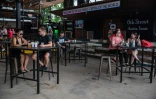 Des clients aux terrasses d'un bar Ă Austin, le 22 mai 2020