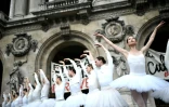 Des danseuses de l'opéra de Paris dansent sur le parvis du palais Garnier contre la réforme des retraites, le 24 décembre 2019
