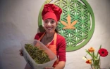 La chef chilienne Natalia Revelant, spécialisée en gastronomie végétarienne, pose avec son ingrédient secret, le cannabis, le 24 mai 2017 à Santiago