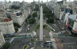 Vue aérienne de l'avenue 9 de Julio lors d'une grève de 24 heures, à l'exception des bus, appelée par les syndicats contre la politique économique du président argentin Javier Milei, le 10 avril 2025 à Buenos Aires