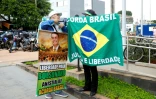 Des partisans de l'ancien président brésilien Jair Bolsonaro attendent sa sortie de l'hôpital DF Star, le 27 mars 2026 à Brasilia