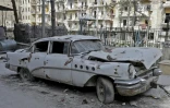 La Buick Super 1955 de Mohammad Mohiedine Anis détruite par des blocs de pierre détachés d'un immeuble lors d'un bombardement sur le quartier autrefois rebelle de Chaar, le 9 mars 2017 à Alep