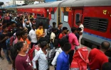 Des voyageurs attendent de monter dans le Coromandal Express, à la gare de Shalimar, près Calcutta, le 7 juin 2023 en Inde