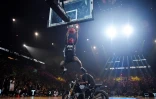 Dylan Affo Mama, affublé d'une cagoule de Spiderman réussit un dunk spectaculaire au-dessus d'une moto lors du "All Star Game" à Paris, le 29 décembre 2021