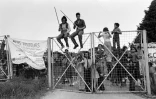 Des jeunes musulmans, enfants de Harkis, manifestent devant le camp de Saint-Maurice l'Ardoise, le 2 juin 1975 dans le Gard