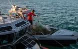 Un membre de la marine mexicaine détruit un filet de pêche illégale, dans le baie de San Felipe, sur les eaux du Golfe de Californie, au Mexique le 17 mars 2016