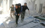 Evacuation d'un homme blessé pendant le bombardement du quartier rebelle Al-Qatarji, à Alep, le 29 avril 2016