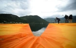 "Floating Piers", de Christo, accessible gratuitement, coûtera quelque 15 millions d'euros, financés, comme d'habitude, par la vente de dessins et maquettes préparatoires