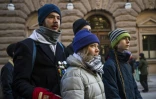 La militante climatique suédoise Greta Thunberg (C) et d'autres activistes arrivent pour bloquer les entrées du Parlement suédois lors d'une manifestation due à l'inaction des autorités suédoises, le 11 mars 2024, à Stockholm, en Suède