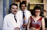 Les professeurs Jean-Claude Chermann (c), Françoise Barré-Sinoussi (d) et Luc Montagnier dans leur laboratoire de recherches sur le virus du sida, le 25 avril 1984 à l'Institut Pasteur, à Paris