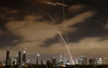 La défense anti-aérienne israélienne intercepte des missiles tirés depuis l'Iran au-dessus de Tel-Aviv le 15 juin 2025
