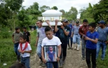 Le cercueil de Jakelin Caal, sept ans, une petite migrante morte en rétention aux Etats-Unis, est porté au cimetière de San Antonio Secortez, au Guatemala, le 25 décembre 2018
