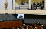 Le président ukrainien Volodymyr Zelensky s'adresse par vidéoconférence au Parlement finlandais à Helsinki, le 8 avril 2022