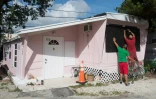 Des habitants protègent leur maison de l'ouragan Irma à Miami, en Floride, le 8 septembre 2017