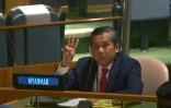 Capture d'image d'une vidéo disponible sur la chaîne YouTube des Nations unies de l'ambassadeur de la Birmanie à l'ONU, Kyaw Moe Tun, faisant le salut à trois doigts, le 26 2021 à New York