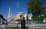 Un passant devant l'ancenne basilique Sainte-Sophie à Istanbul le 23 juillet 2020