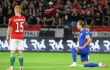 L'attaquant anglais pose un genou à terre pour dénoncer le racisme, avant le match contre la Hongrie, comptant pour les qualifications du Mondial-2022 au Qatar, le 2 septembre 2021 à Budapest