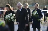 (g-d) La reine Silvia, le roi Carl XVI Gustav et le Premier ministre Ulf Kristersson et son épouse Birgitta Ed arrivent pour déposer des fleurs au mémorial près du centre de formation pour adultes au lendemain d'une fusillade à Örebro, en Suède