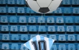Un ballon rempli d'hélium et un cerf volant aux couleurs de l'Argentine et du numéro 10 de Diego Maradona, sont relâchés après 10 mn de jeu entre le Racing Club et Union, le 29 novembre 2020 à Avellaneda, une province de Buenos Aires, en hommage à la star argentine, décédée le 25 novembre
