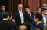 Le Premier ministre australien Anthony Albanese (c), le 5 novembre 2023 à Shanghai