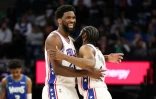 Joel Embiid et James Harden célèbrent la victoire après la rencontre remportée 133- 102 par leur équipe de Philadelphie face aux Minnesota Thunderwolves, le 25 février 2022
