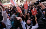 Des militants pro-avortement manifestent leur joie devant le tribunal Constitutionnel, le 21 août 2017 à Santiago au Chili