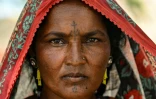 Une villageoise, le visage tatoué à l'encre, à la colonie Sodo Jogi à Umerkot, un district à majorité hindoue, le 15 juillet 2025 au Pakistan