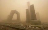 Des tours au milieu d'une tempête de sable dans le centre des affaires de Pékin le 15 mars 2021