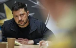 Photographie prise et diffusée par le service de presse de la présidence ukrainienne le 30 septembre 2026, le président ukrainien Volodymyr Zelensky assiste à une réunion avec des militaires sur une position de première ligne tenue secrète