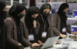 Une équipe de robotique afghane exclusivement féminine travaille sur ses projets au laboratoire de l'université qatarie Texas A&M, à Doha, le 14 septembre 2021