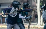 Des manifestants de l'opposition lors de heurts avec la police, le 24 mai 2017 à Caracas, au Venezuela
