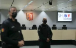 Des officiers de justice dans la salle d'audience vide du tribunal d'Itzehoe dans le nord de l'Allemagne, le 30 septembre 2021