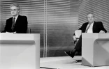 Lionel Jospin et Jean-Marie Le Pen sur le plateau de TF1, à Paris, après le premier tour des élections cantonales, le 10 mars 1985