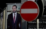 Un poster du Premier ministre libanais démissionnaire Saad Hariri dans une rue de Beyrouth le 15 novembre 2017