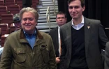 Stephen K. Bannon (g) au côté du gendre de Donald Trump et futur conseiller de la Maison Blanche Jared Kushner, le 15 décembre 2016, à Hershey, Pennsylvanie