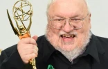 George RR Martin, l'auteur de la série de livres Game of Thrones, tenant son prix à l'occasion de la 67e cérémonie des Emmy Awards, le 20 septembre 2015 au Microsoft Theatre, à Los Angeles en Californie