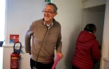 Le Dr François Aulombard, retraité depuis deux ans, reçoit une patiente dans un centre de santé, le 26 février 2019 à Coutances, dans La Manche